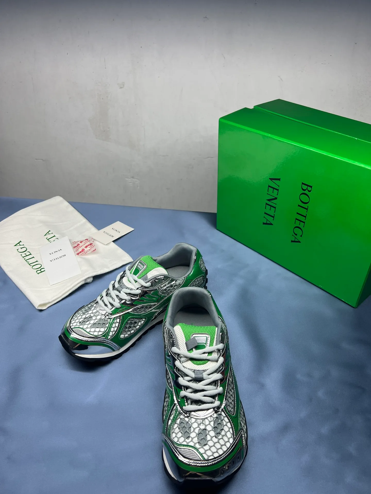 👟👟Ex-factory price 600👟👟 Men's size +10 Real photos 🔥🔥BV Orbit sneakers Wang Yibo's same style couple's dad shoes Runner sneakers, made of lightweight technical mesh fabric. Matched with geometric pattern designed rubber outsole, Wang Zha series high version. Look for the package technology. It is actually a lot taller, but the legs are still slim. Very nice, playable and durable. Matched to the standard💯 Package shoe technology. Look for the high version. The outsole is made of color-blocked TPU outsole. Women's model 35 36 37 38 39 40 41 42 (40 41 42 43 44 45 customized) (Customer logo can be accepted without refund or exchange at a favorable price) Equipped with original packaging